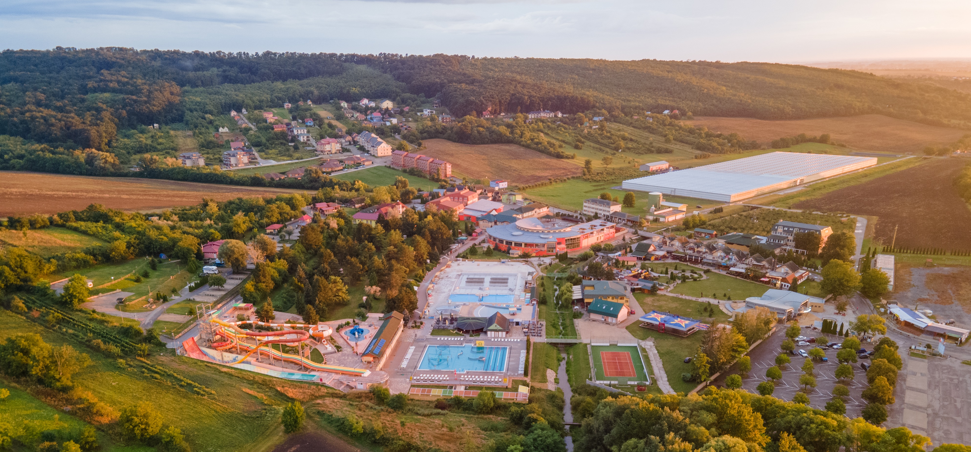 Wellness Podhájska - termálne kúpalisko z vtáčej perspektívy